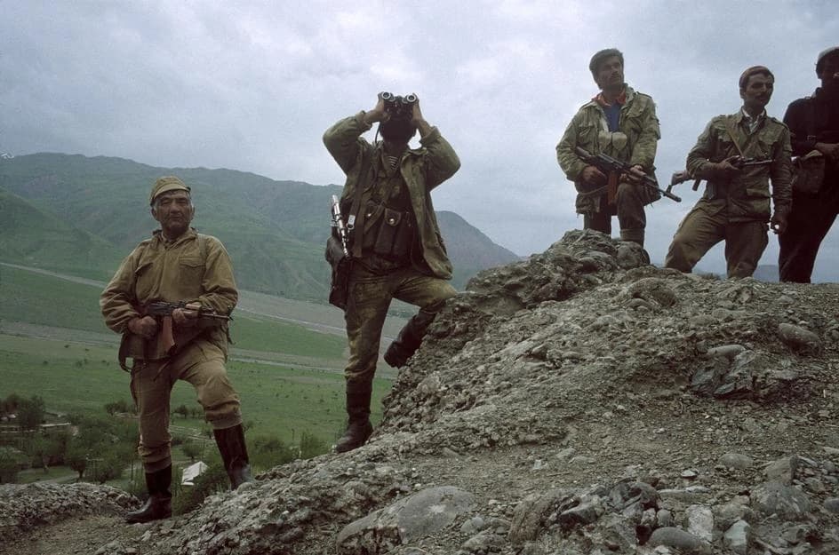 وقتی قهرمان‌ها را می‌کشند خانه‌ی آن‌ها را آتش می‌زنند؛ یادکردی از «فانوس یاد»